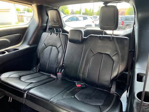 Used 2025 Chrysler Pacifica Select FWD image 6