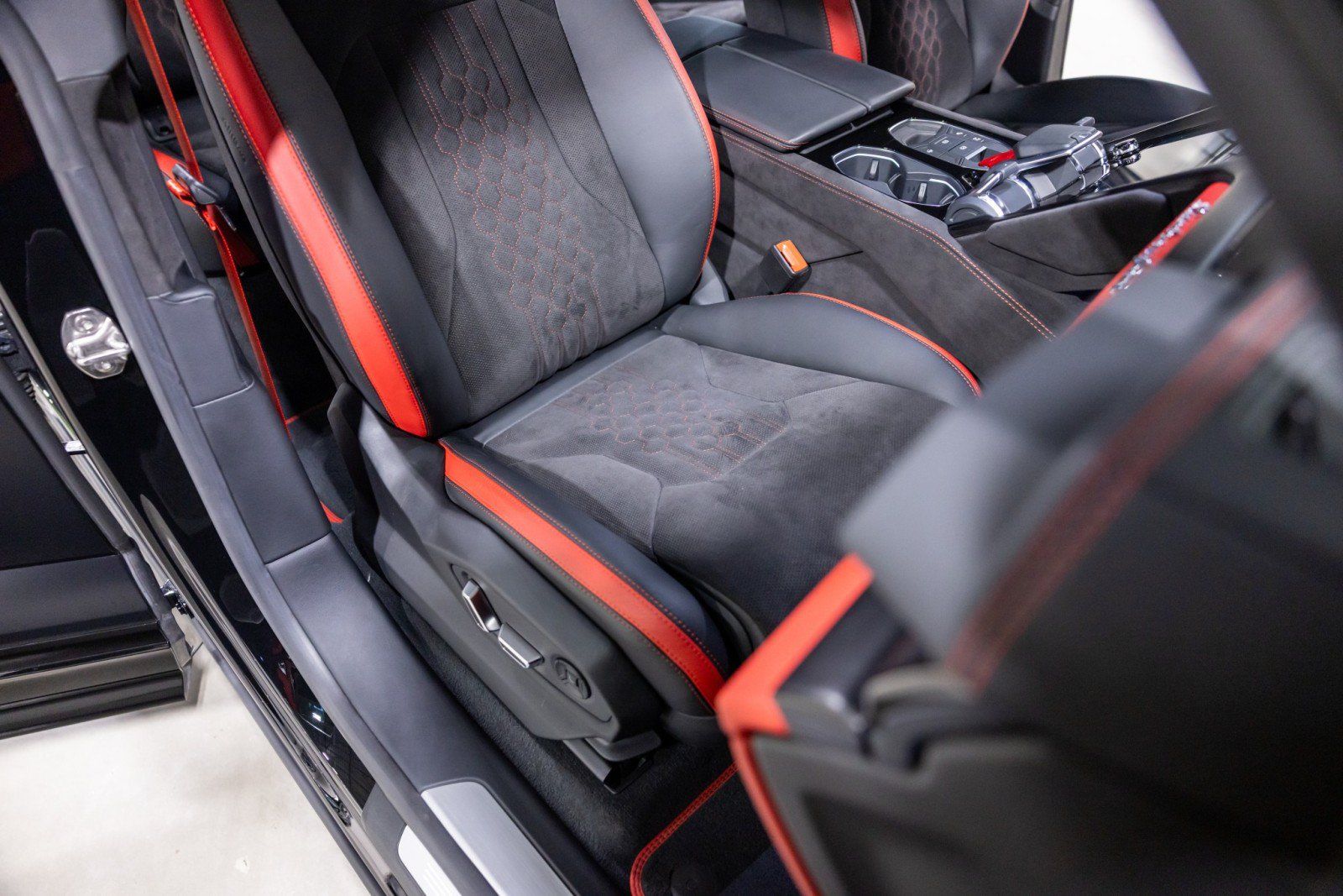 Used 2024 Lamborghini Urus S AWD/4WD image 32