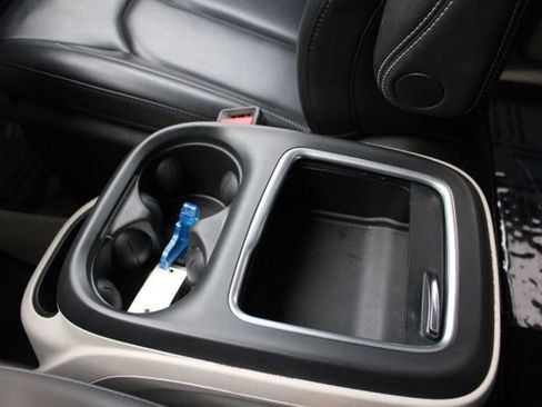 Used 2023 Chrysler Pacifica Touring-L image 44