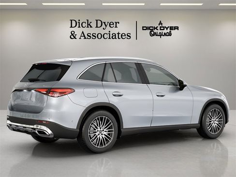 Used 2025 Mercedes-Benz GLC 300 4MATIC image 9