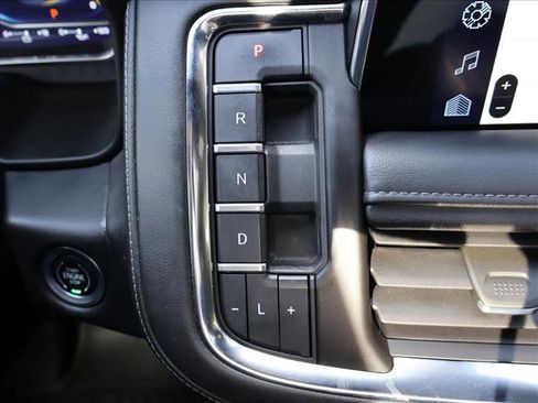 Used 2022 Chevrolet Suburban Z71 w/ Luxury Package AWD/4WD image 19