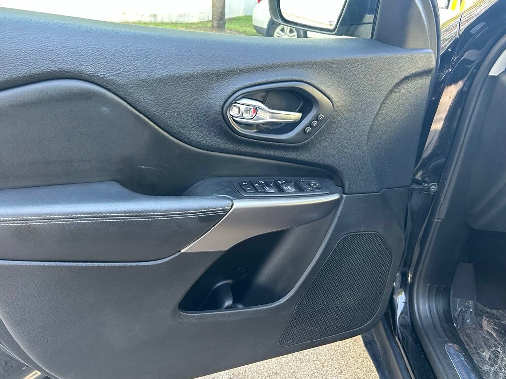 Used 2019 Jeep Cherokee Limited FWD image 16
