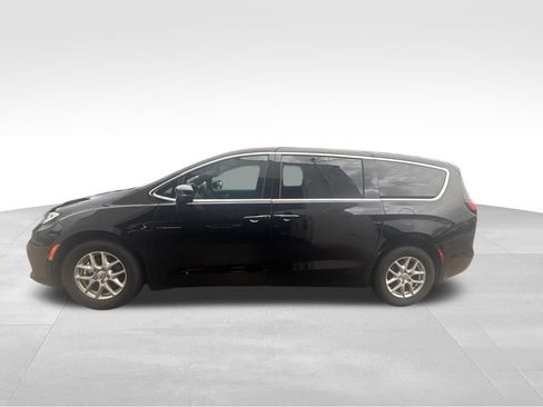 Used 2025 Chrysler Pacifica Select FWD image 3
