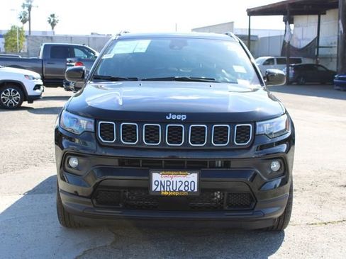 Used 2025 Jeep Compass Latitude image 2