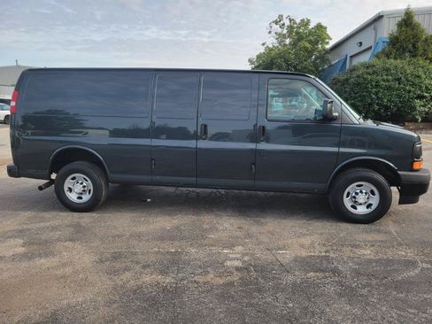 Used 2017 Chevrolet Express 3500 Extended RWD image 2