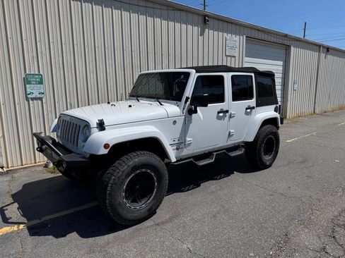 Used 2017 Jeep Wrangler Unlimited Sahara AWD/4WD image 2