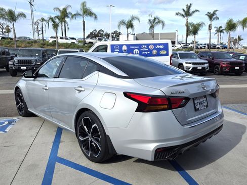 Used 2023 Nissan Altima 2.5 SR w/ SR Premium Package image 3