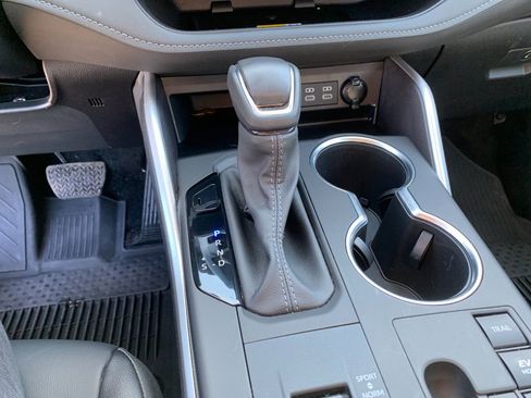 Used 2024 Toyota Highlander XLE image 28