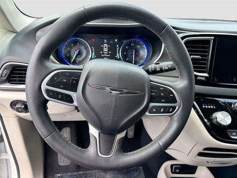 Used 2023 Chrysler Pacifica Touring-L FWD image 11