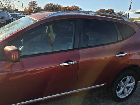 Used 2011 Nissan Rogue SV image 2