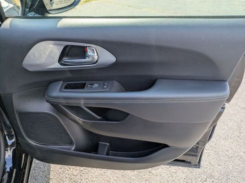 Used 2025 Chrysler Pacifica Limited FWD image 29