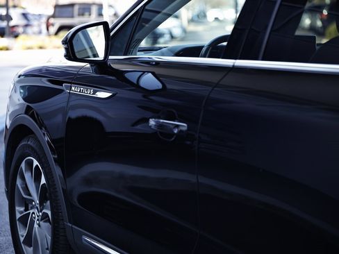 Used 2021 Lincoln Nautilus Reserve image 11