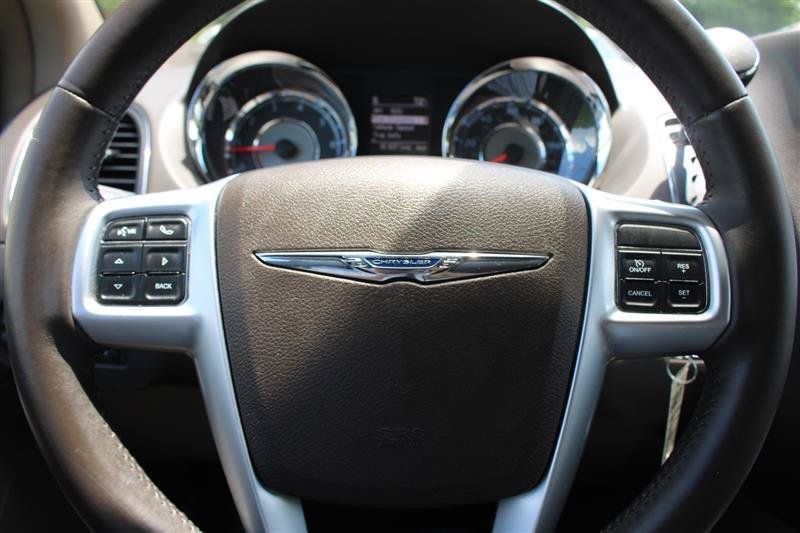 Used 2013 Chrysler Town & Country Touring FWD image 16