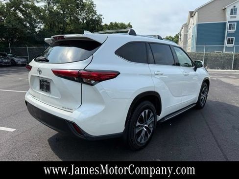 Used 2021 Toyota Highlander XLE AWD/4WD image 7
