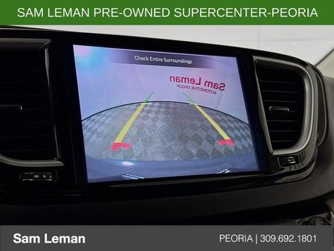 Used 2022 Chrysler Pacifica Touring-L image 13