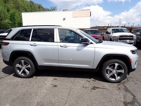 New 2025 Jeep Grand Cherokee Limited image 8