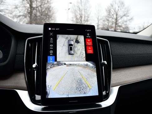 Certified 2025 Volvo XC90 B6 Plus image 13