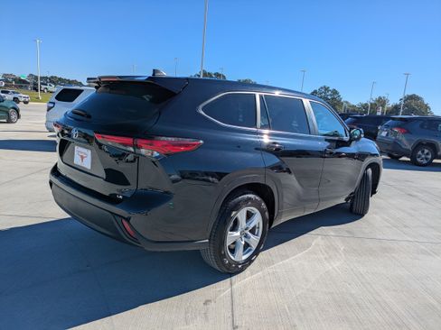 Certified 2023 Toyota Highlander LE image 7