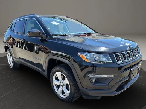 Used 2017 Jeep Compass Latitude w/ Popular Equipment Group AWD/4WD image 3
