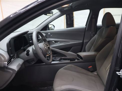 Used 2022 Hyundai Elantra SEL FWD image 16