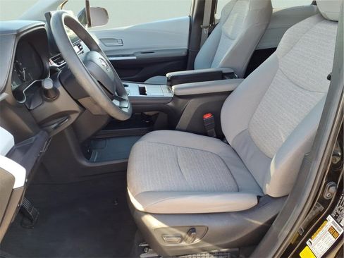 Used 2025 Toyota Sienna LE image 12
