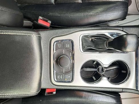 Used 2018 Jeep Grand Cherokee Overland AWD/4WD image 25