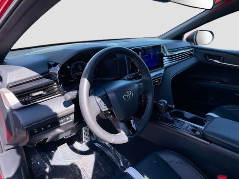Used 2025 Toyota Camry SE FWD image 9