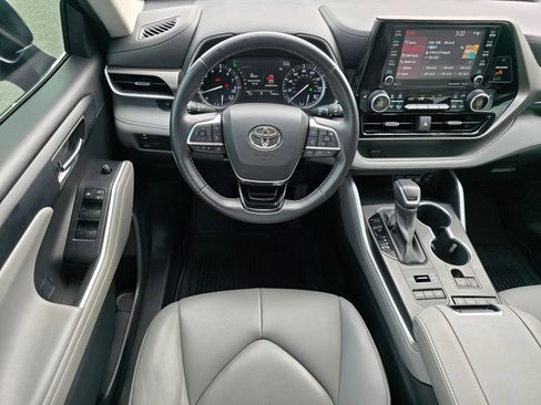 Used 2021 Toyota Highlander XLE AWD/4WD image 33