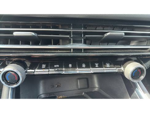 Used 2024 Chevrolet Traverse LT AWD/4WD image 16