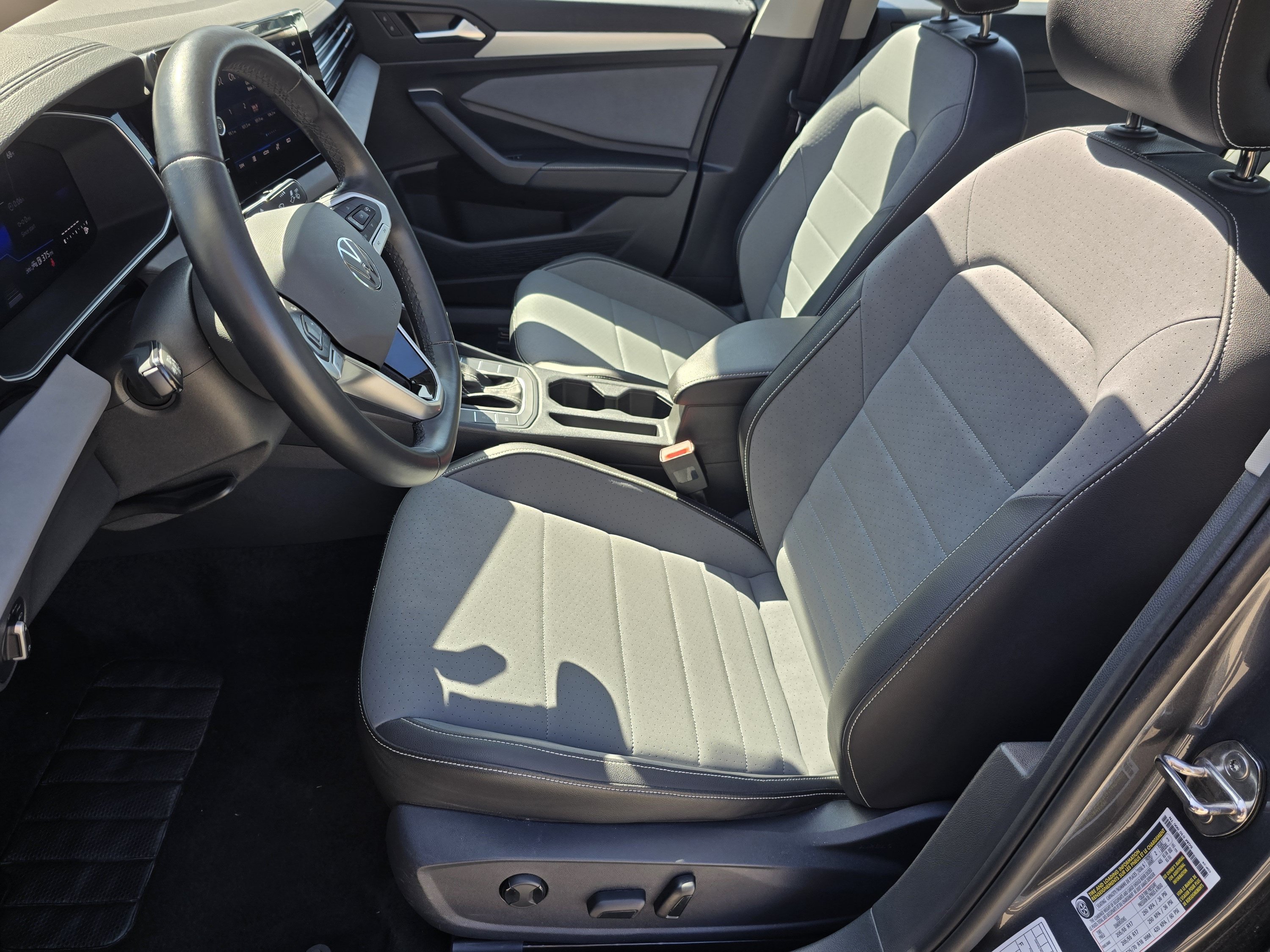 Used 2025 Volkswagen Jetta SE FWD image 32