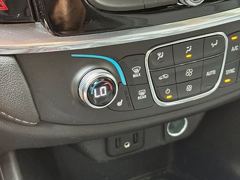 Used 2023 Chevrolet Traverse LT image 29