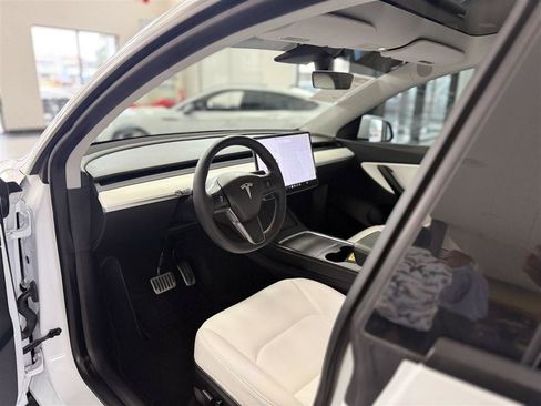 Used 2021 Tesla Model Y Long Range AWD/4WD image 11
