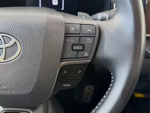 Used 2025 Toyota Camry SE image 12