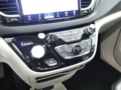 Certified 2023 Chrysler Pacifica Touring-L FWD image 36