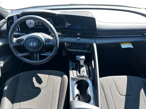 Certified 2025 Hyundai Elantra SEL FWD image 18