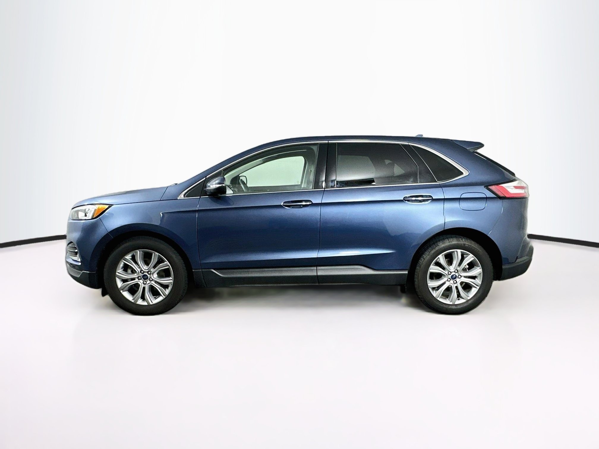 Used 2019 Ford Edge Titanium w/ Cold Weather Package FWD image 4