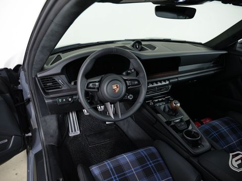 Used 2025 Porsche 911 Carrera RWD image 16