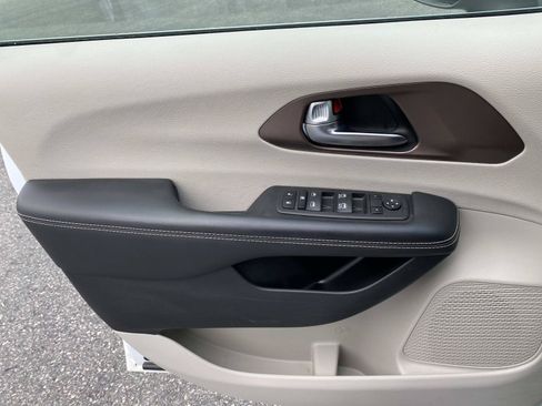 Used 2024 Chrysler Voyager LX FWD image 20