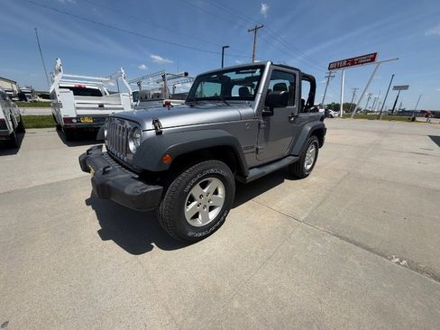 Used 2018 Jeep Wrangler Sport AWD/4WD image 4