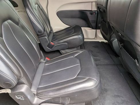 Used 2023 Chrysler Pacifica Touring-L FWD image 31