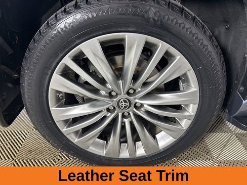 Used 2024 Toyota Highlander Platinum image 34