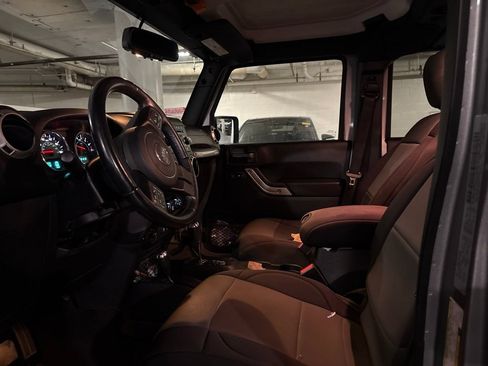 Used 2018 Jeep Wrangler Unlimited Sahara w/ Connectivity Group AWD/4WD image 12
