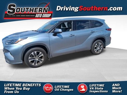 Used 2021 Toyota Highlander XLE AWD/4WD image 1