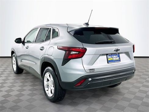 Used 2024 Chevrolet Trax LS w/ LS Convenience Package image 5