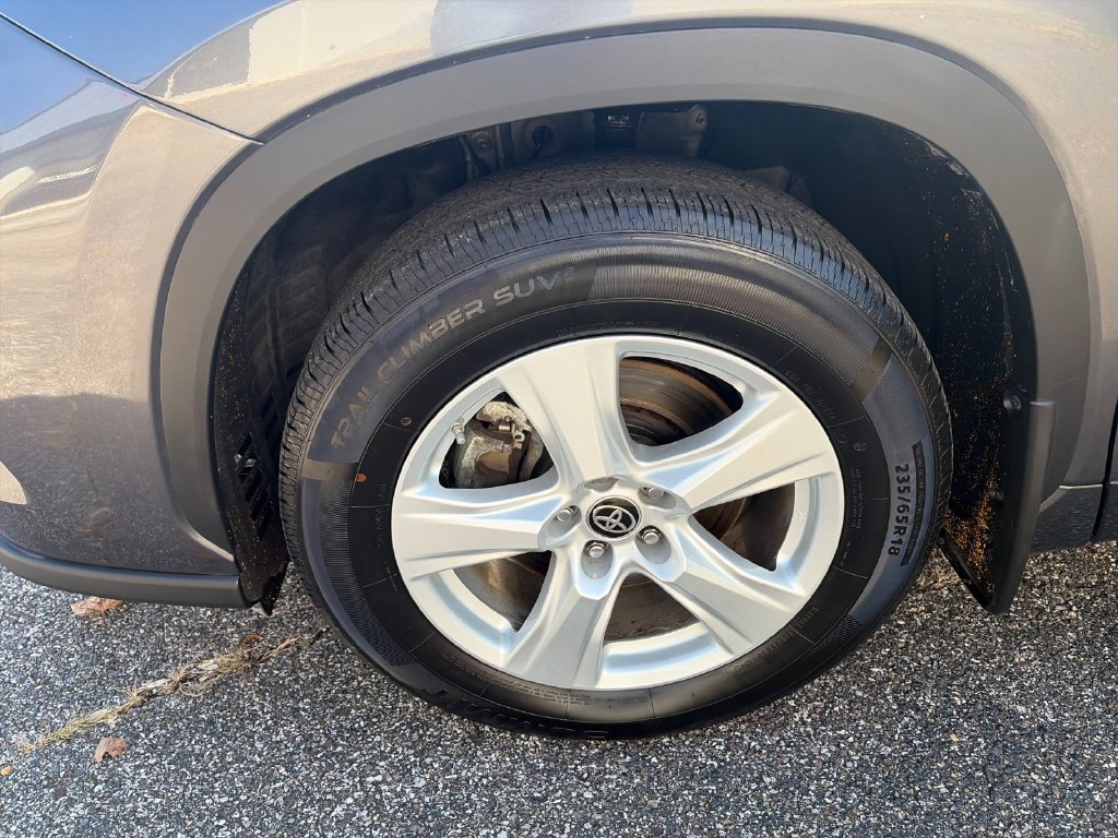 Used 2023 Toyota Highlander LE FWD image 33