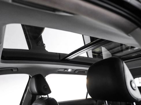 Used 2018 Volkswagen Tiguan SEL Premium image 4