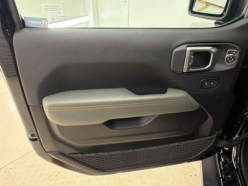 Used 2025 Jeep Gladiator Mojave AWD/4WD image 24
