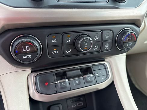 Used 2020 GMC Acadia Denali w/ Technology Package FWD image 27
