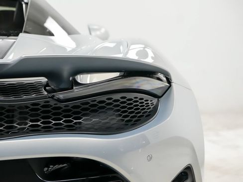 Used 2026 McLaren 750S Spider RWD image 12