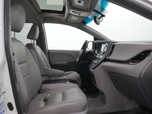 Used 2017 Toyota Sienna XLE w/ XLE Navigation Package AWD/4WD image 11
